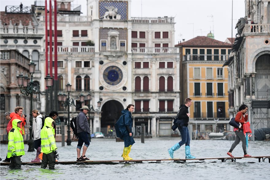 «Βυθίστηκε» η Βενετία από τις σφοδρές βροχοπτώσεις - Κάτω από το νερό το 75% της πόλης - Φωτογραφία 7