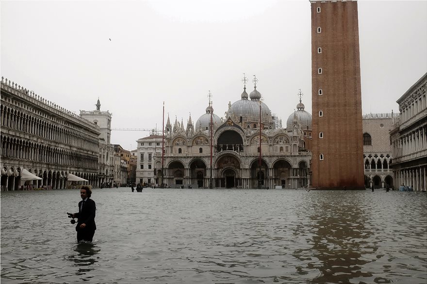 «Βυθίστηκε» η Βενετία από τις σφοδρές βροχοπτώσεις - Κάτω από το νερό το 75% της πόλης - Φωτογραφία 8