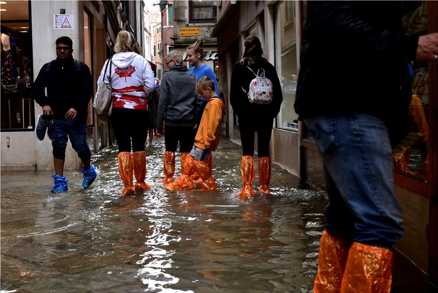 «Βυθίστηκε» η Βενετία από τις σφοδρές βροχοπτώσεις - Κάτω από το νερό το 75% της πόλης - Φωτογραφία 9