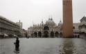 «Βυθίστηκε» η Βενετία από τις σφοδρές βροχοπτώσεις - Κάτω από το νερό το 75% της πόλης - Φωτογραφία 8