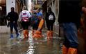 «Βυθίστηκε» η Βενετία από τις σφοδρές βροχοπτώσεις - Κάτω από το νερό το 75% της πόλης - Φωτογραφία 9