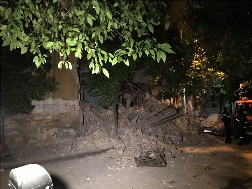 Μερική κατάρρευση κτιρίου στον Πειραιά - Έρευνα για τυχόν εγκλωβισμένους - Φωτογραφία 3