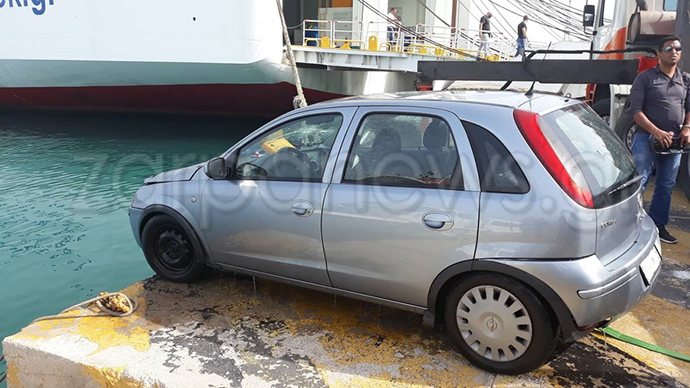 Χανιά: Γυναίκα ξέχασε να βάλει χειρόφρενο και το αυτοκίνητο έγινε… αμφίβιο - Φωτογραφία 2
