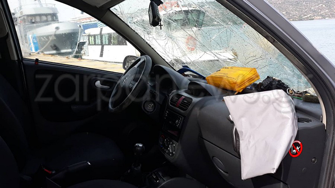 Χανιά: Γυναίκα ξέχασε να βάλει χειρόφρενο και το αυτοκίνητο έγινε… αμφίβιο - Φωτογραφία 4