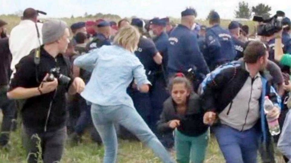 Ουγγαρία: Το δικαστήριο απάλλαξε τη δημοσιογράφο που κλώτσησε μετανάστες - Φωτογραφία 1