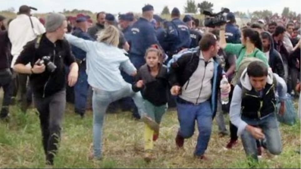 Ουγγαρία: Το δικαστήριο απάλλαξε τη δημοσιογράφο που κλώτσησε μετανάστες - Φωτογραφία 2