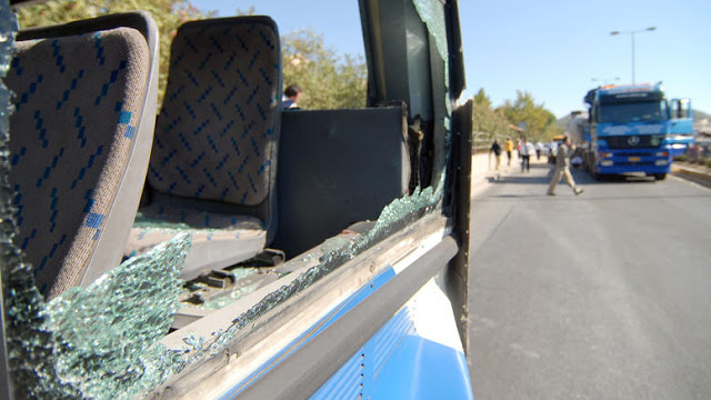 Νέες επιθέσεις σε λεωφορείο και συρμό του ΗΣΑΠ - Φωτογραφία 1