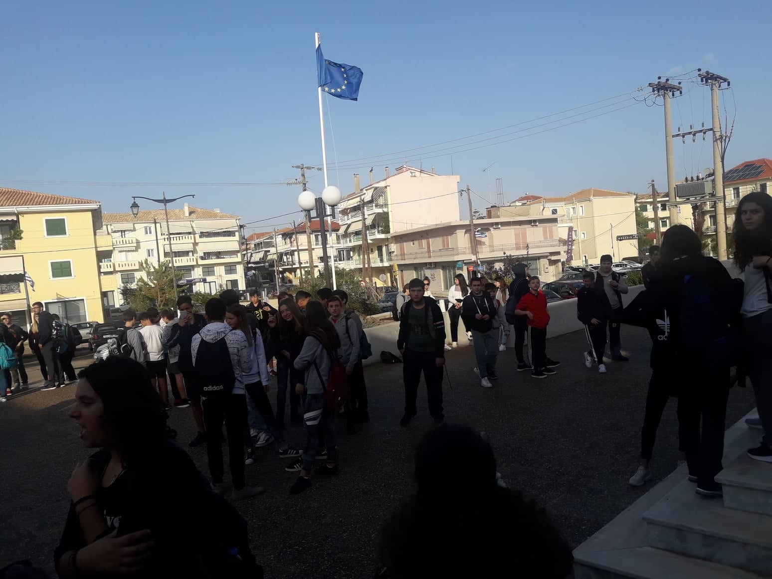 Λευκάδα: Διαμαρτυρία μαθητών στο Διοικητήριο λόγω της φωτιά στη χωματερή | ΦΩΤΟ - Φωτογραφία 18