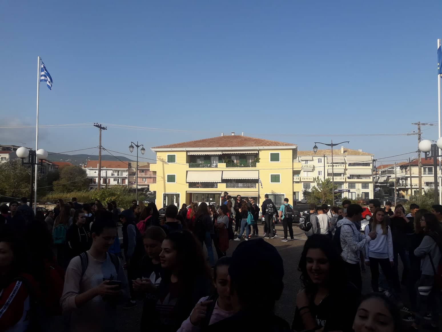 Λευκάδα: Διαμαρτυρία μαθητών στο Διοικητήριο λόγω της φωτιά στη χωματερή | ΦΩΤΟ - Φωτογραφία 6