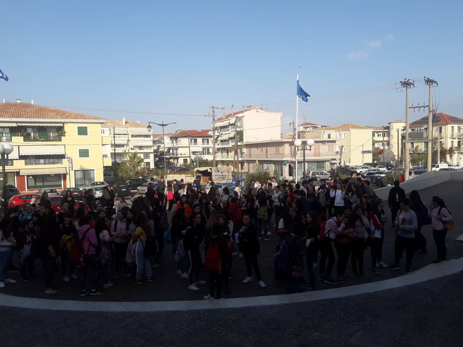 Λευκάδα: Διαμαρτυρία μαθητών στο Διοικητήριο λόγω της φωτιά στη χωματερή | ΦΩΤΟ - Φωτογραφία 7