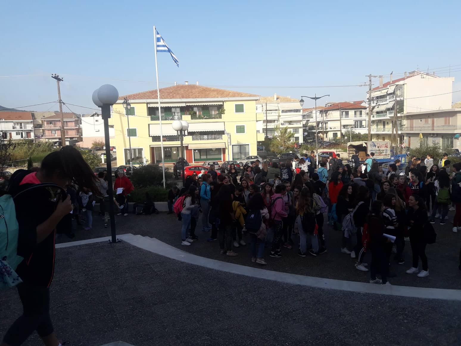 Λευκάδα: Διαμαρτυρία μαθητών στο Διοικητήριο λόγω της φωτιά στη χωματερή | ΦΩΤΟ - Φωτογραφία 9