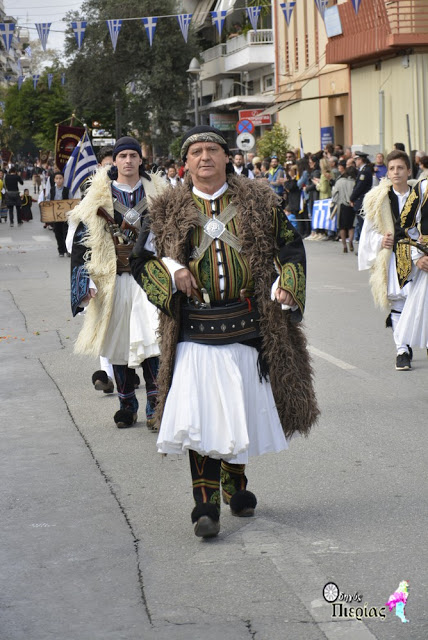 Μπράβο του!!! Στην παρέλαση της Κατερίνης με παραδοσιακή στολή ο Δκτης του ΚΑΑΥ Πλαταμώνα Τχης Γρηγόρης Λέφας - Φωτογραφία 3