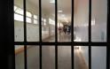 Η σύζυγος ενός κρατουμένου περιγράφει τον «Γολγοθά» του επισκεπτηρίου στις ελληνικές φυλακές