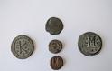 Αρχαιοκάπηλοι πουλούσαν στο διαδίκτυο αρχαία νομίσματα και τα έστελναν με... κούριερ - Φωτογραφία 2