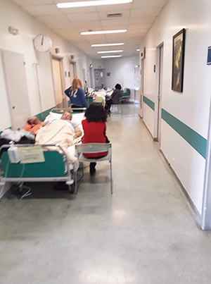 Γολγοθάς για εκατοντάδες ασθενείς στην εφημερία του νοσοκομείου “Αττικόν” - Οκτώ ώρες αναμονή - Φωτογραφία 4