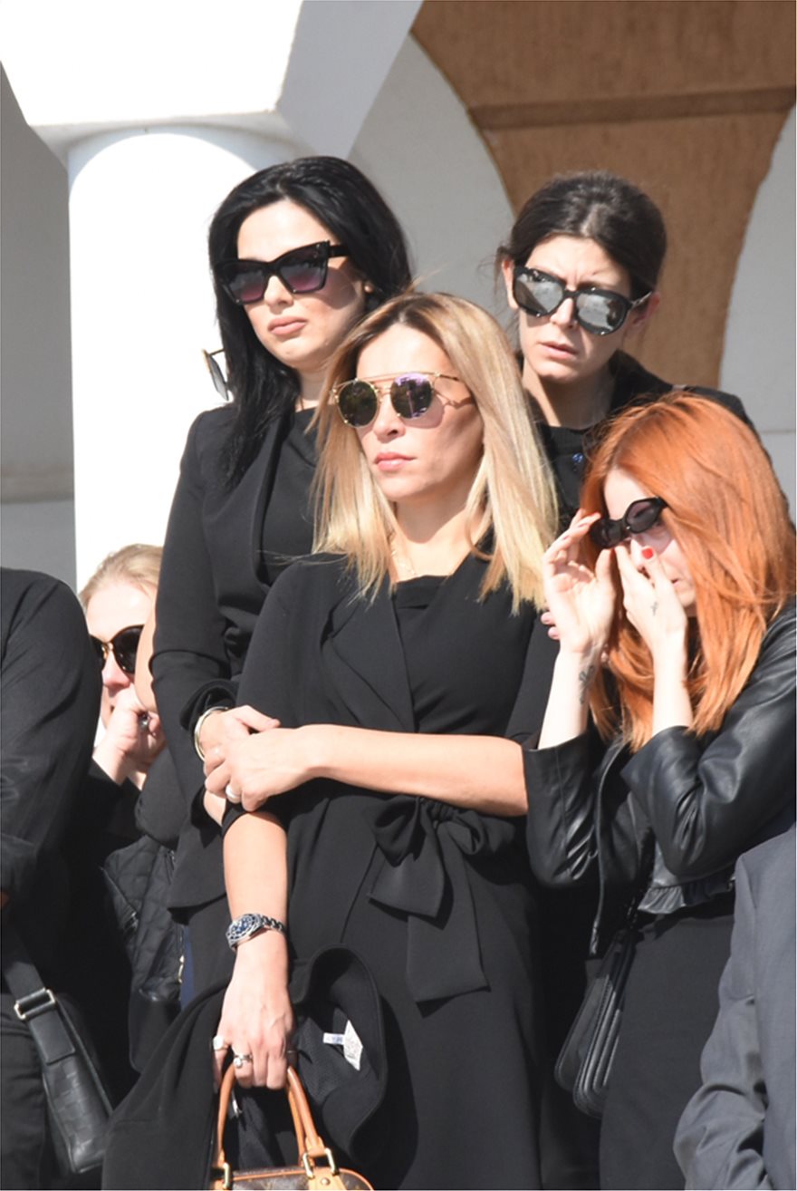 Υποβασταζόμενη η Βικτώρια Καρύδα στην κηδεία του Γιάννη Μακρή που δολοφονήθηκε στη Βούλα - Φωτογραφία 5