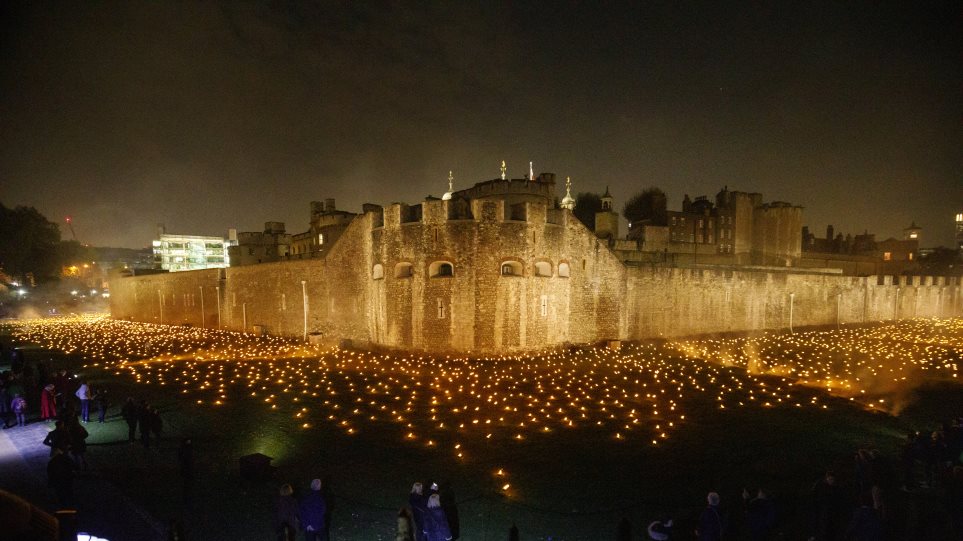 10.000 πυρσοί φωτίζουν τον Πύργο του Λονδίνου για τα 100 χρόνια από το τέλος του Α' Παγκοσμίου Πολέμου - Φωτογραφία 1