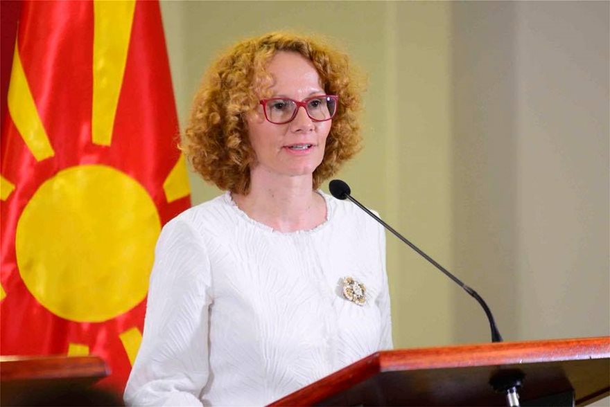 Από «παιδί» του Σόρος, υπουργός Άμυνας της ΠΓΔΜ: Ποια είναι η Ραντμίλα Σεκερίνσκα που θέλει να «κοπεί» το «Μακεδονία ξακουστή» - Φωτογραφία 3
