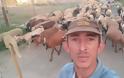 Viral ο βοσκός από το Βαρθολομιό που τρελαίνει το Facebook με τα πρόβατά του