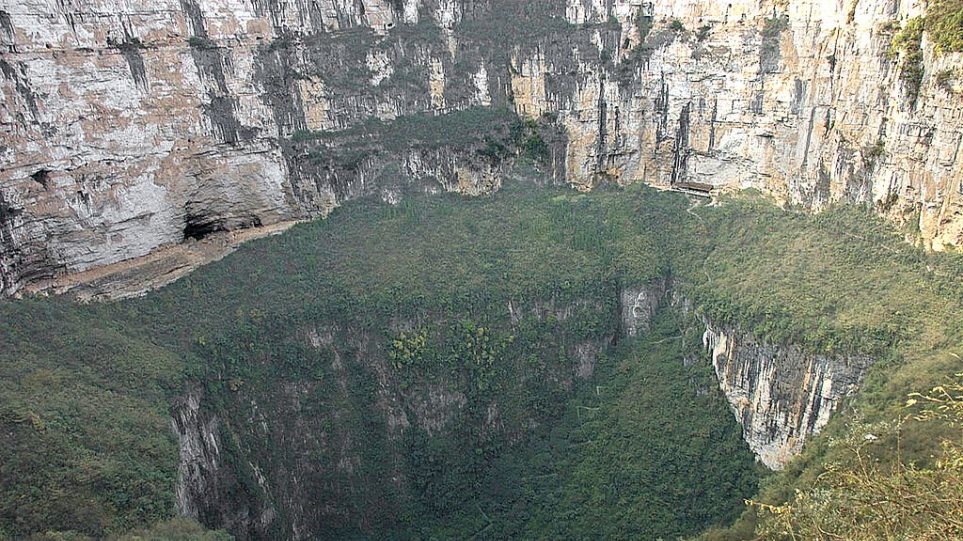 Κίνα: Σπηλαιολόγοι πήγαν να ερευνήσουν τρύπα στο έδαφος και ανακάλυψαν σπήλαιο που μπορεί να χωρέσει ουρανοξύστη! - Φωτογραφία 1