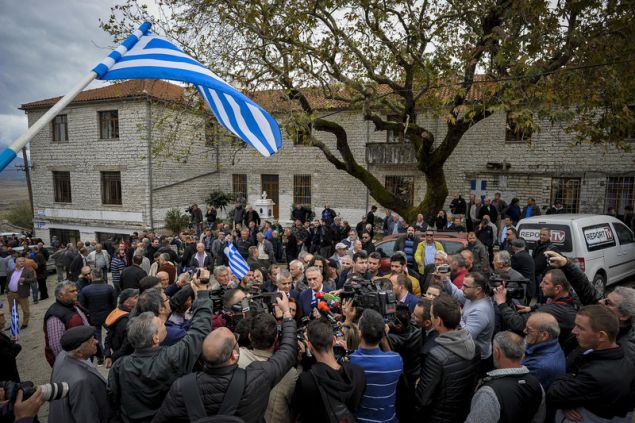 Με ελληνικές σημαίες και συνθήματα η κηδεία του Κατσίφα [εικόνες] - Φωτογραφία 11