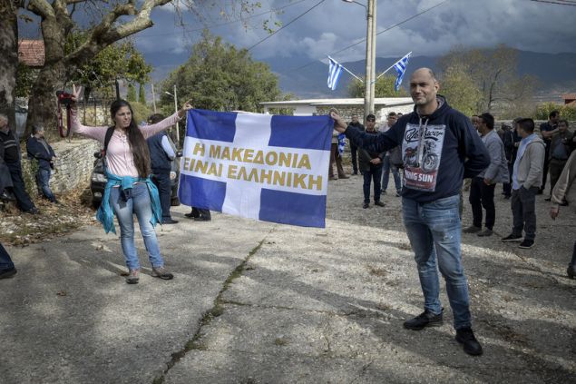 Με ελληνικές σημαίες και συνθήματα η κηδεία του Κατσίφα [εικόνες] - Φωτογραφία 12