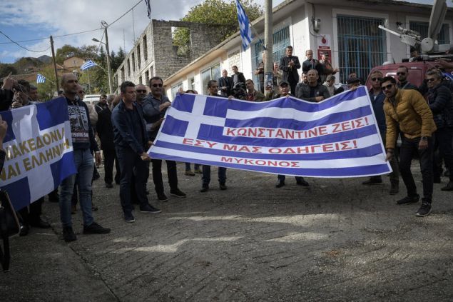 Με ελληνικές σημαίες και συνθήματα η κηδεία του Κατσίφα [εικόνες] - Φωτογραφία 13