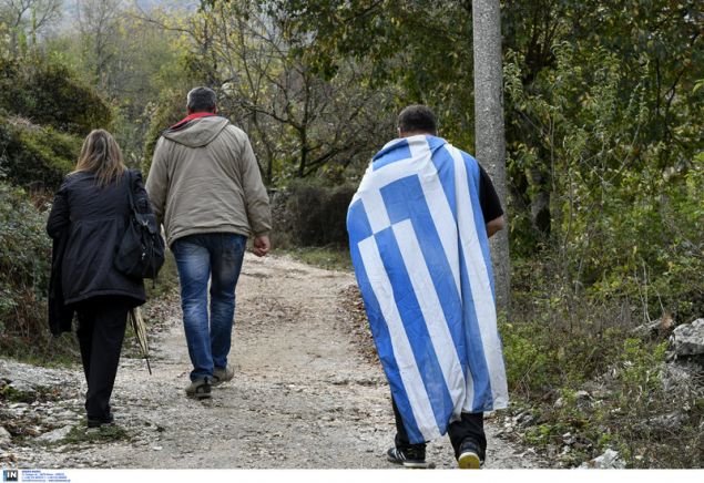 Με ελληνικές σημαίες και συνθήματα η κηδεία του Κατσίφα [εικόνες] - Φωτογραφία 9