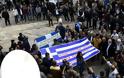 Με ελληνικές σημαίες και συνθήματα η κηδεία του Κατσίφα [εικόνες]