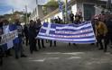 Με ελληνικές σημαίες και συνθήματα η κηδεία του Κατσίφα [εικόνες] - Φωτογραφία 3