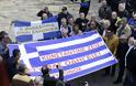 Με ελληνικές σημαίες και συνθήματα η κηδεία του Κατσίφα [εικόνες] - Φωτογραφία 7