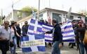 Με ελληνικές σημαίες και συνθήματα η κηδεία του Κατσίφα [εικόνες] - Φωτογραφία 8