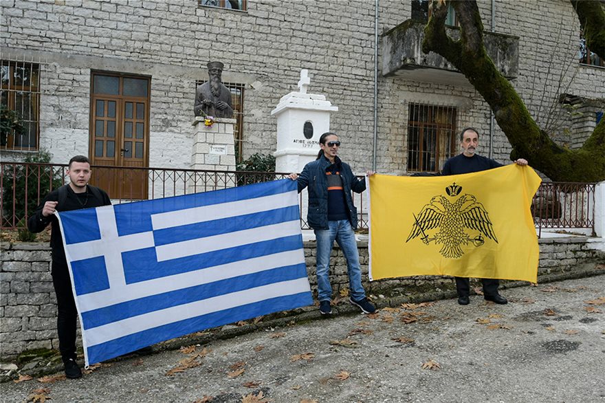 Κηδεία Κατσίφα: Πλημμύρισαν με ελληνικές σημαίες οι Βουλιαράτες - Φωτογραφία 10
