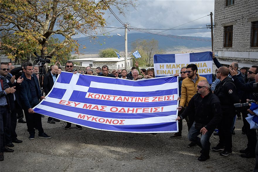 Κηδεία Κατσίφα: Πλημμύρισαν με ελληνικές σημαίες οι Βουλιαράτες - Φωτογραφία 12