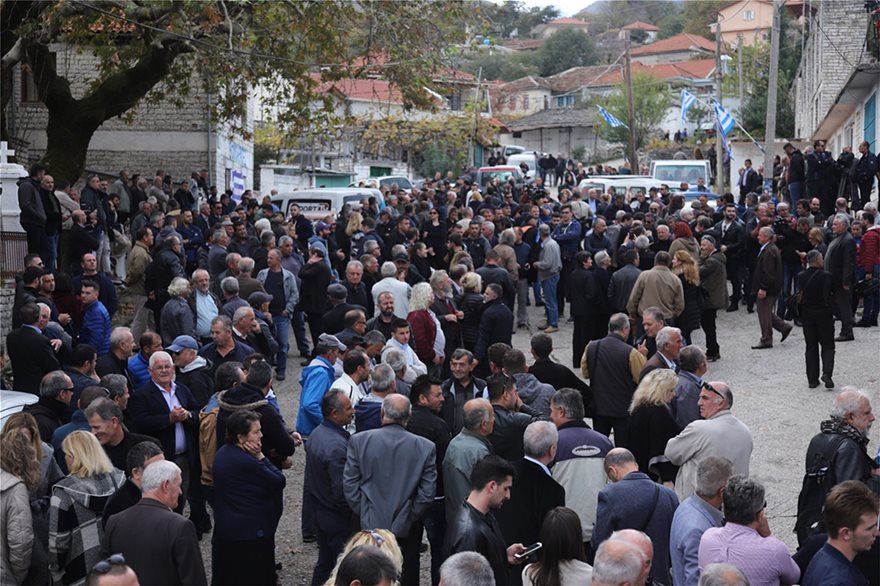 Κηδεία Κατσίφα: Πλημμύρισαν με ελληνικές σημαίες οι Βουλιαράτες - Φωτογραφία 13