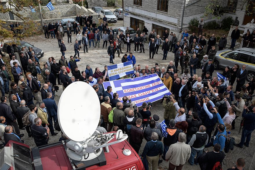 Κηδεία Κατσίφα: Πλημμύρισαν με ελληνικές σημαίες οι Βουλιαράτες - Φωτογραφία 16