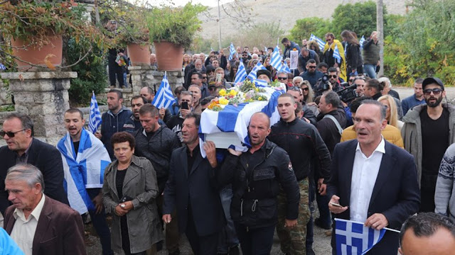 Κηδεία Κατσίφα: Πλημμύρισαν με ελληνικές σημαίες οι Βουλιαράτες - Φωτογραφία 2
