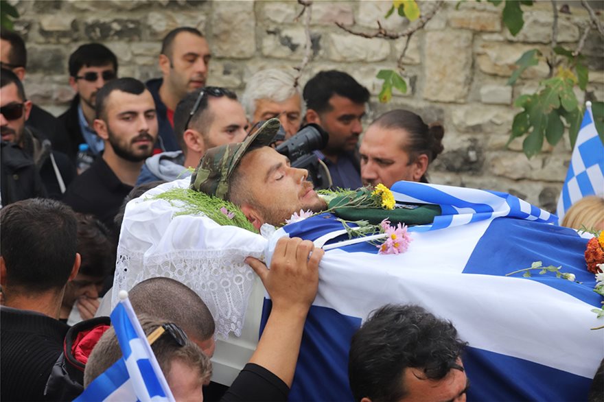 Κηδεία Κατσίφα: Πλημμύρισαν με ελληνικές σημαίες οι Βουλιαράτες - Φωτογραφία 3