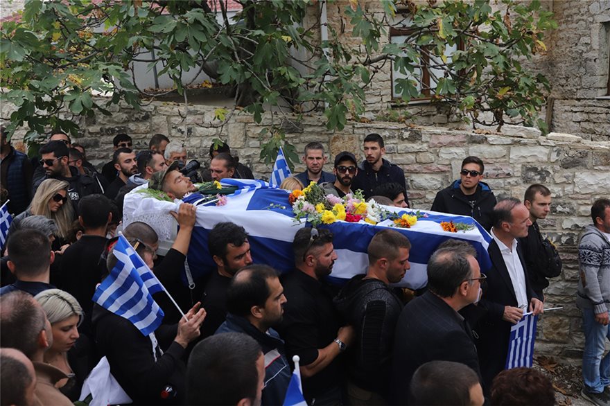 Κηδεία Κατσίφα: Πλημμύρισαν με ελληνικές σημαίες οι Βουλιαράτες - Φωτογραφία 4