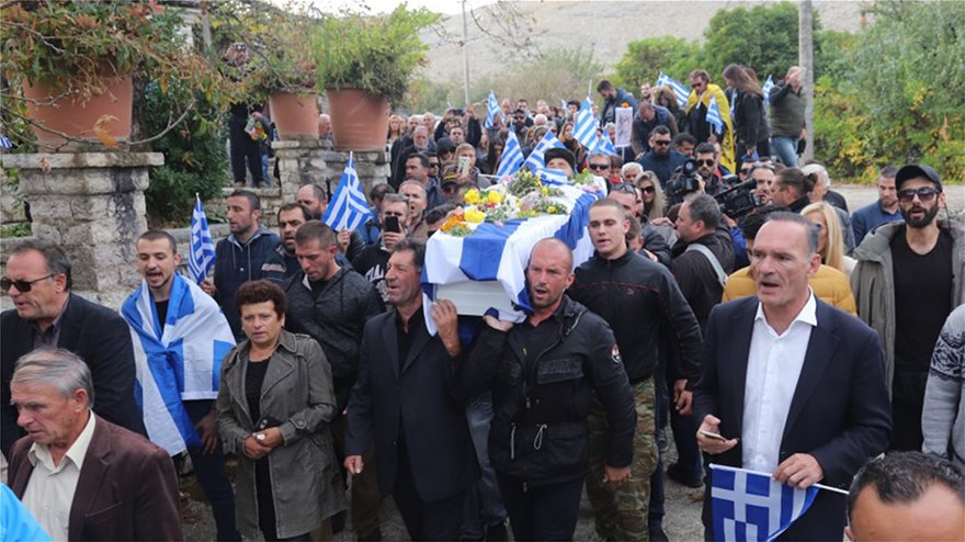 Κηδεία Κατσίφα: Πλημμύρισαν με ελληνικές σημαίες οι Βουλιαράτες - Φωτογραφία 5