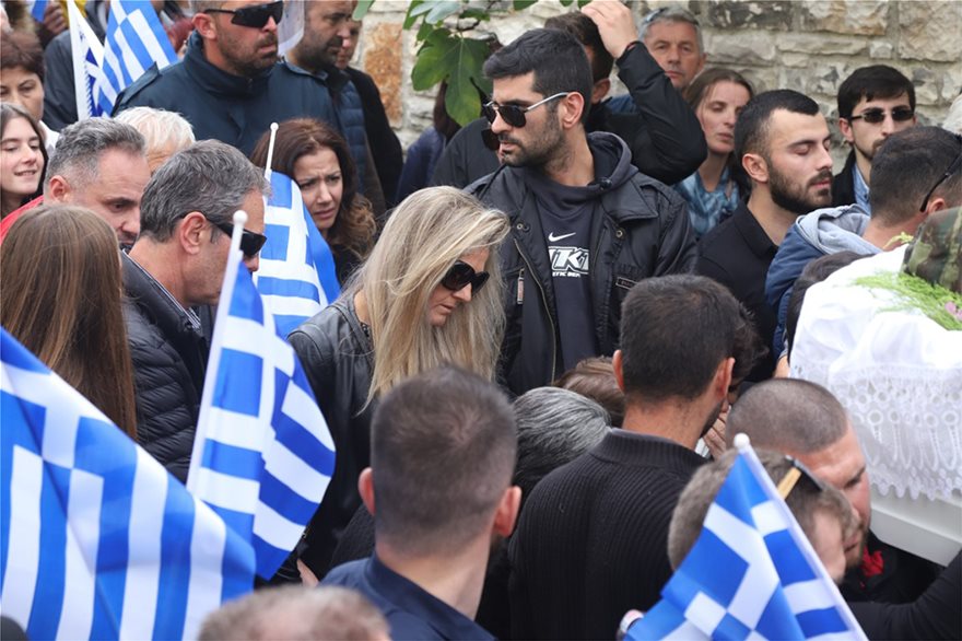 Κηδεία Κατσίφα: Πλημμύρισαν με ελληνικές σημαίες οι Βουλιαράτες - Φωτογραφία 6