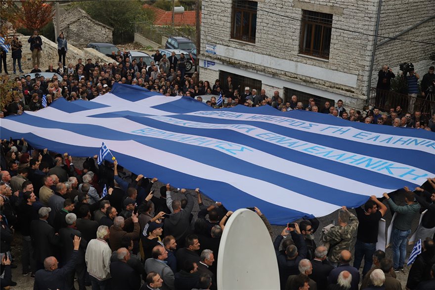 Κηδεία Κατσίφα: Πλημμύρισαν με ελληνικές σημαίες οι Βουλιαράτες - Φωτογραφία 8