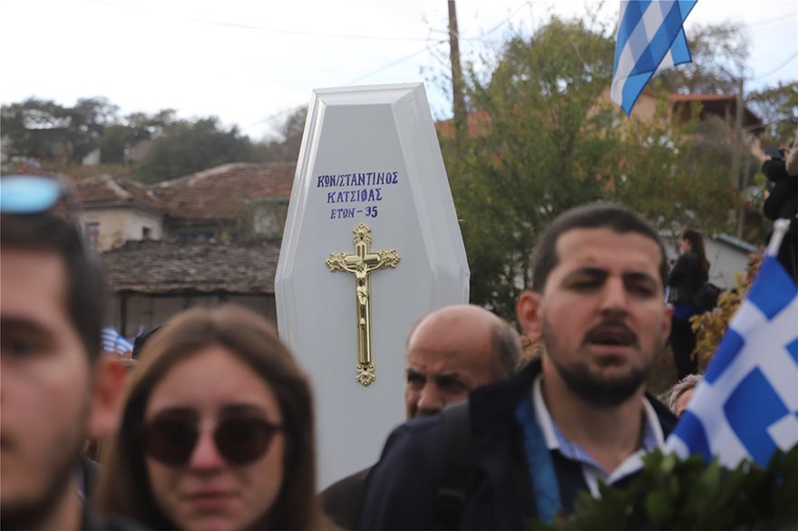 Κηδεία Κατσίφα: Πλημμύρισαν με ελληνικές σημαίες οι Βουλιαράτες - Φωτογραφία 9