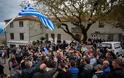 Κηδεία Κατσίφα: Πλημμύρισαν με ελληνικές σημαίες οι Βουλιαράτες - Φωτογραφία 14