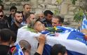 Κηδεία Κατσίφα: Πλημμύρισαν με ελληνικές σημαίες οι Βουλιαράτες - Φωτογραφία 3