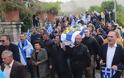Κηδεία Κατσίφα: Πλημμύρισαν με ελληνικές σημαίες οι Βουλιαράτες - Φωτογραφία 5