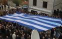 Κηδεία Κατσίφα: Πλημμύρισαν με ελληνικές σημαίες οι Βουλιαράτες - Φωτογραφία 8