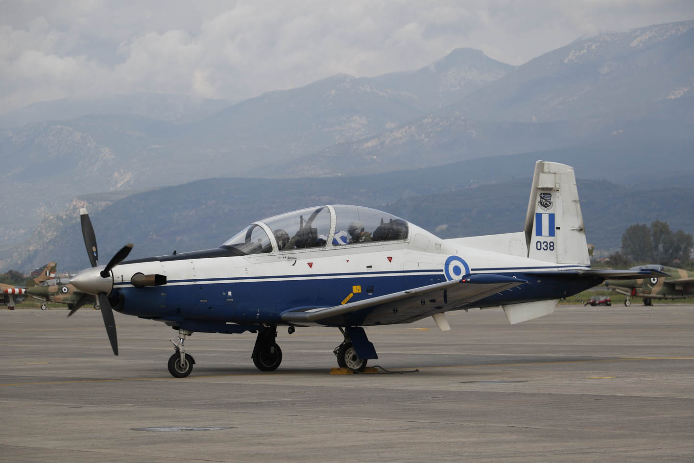 Καλαμάτα: Εντυπωσιακή αεροπορική επίδειξη στην 120 ΠΕΑ (BINTEO) - Φωτογραφία 3