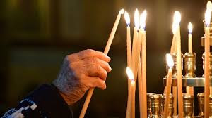 Γιατί δεν πρέπει να σβήνονται γρήγορα τα κεριά που ανάβουμε στην εκκλησία; - Φωτογραφία 1