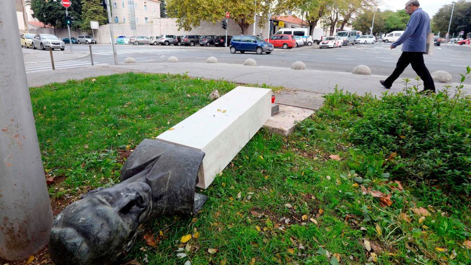 «Θεία δίκη»; Άγαλμα ήρωα της αντίστασης έσπασε το πόδι του Κροατή που πήγε να το γκρεμίσει - Φωτογραφία 1